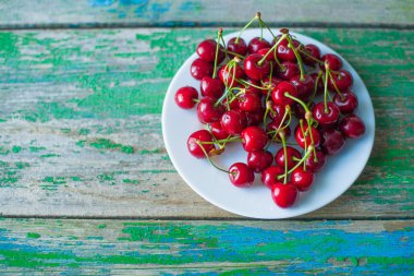 masada bir tabakta kiraz