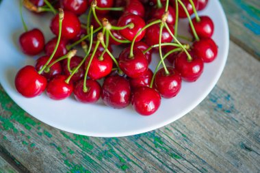 masada bir tabakta kiraz