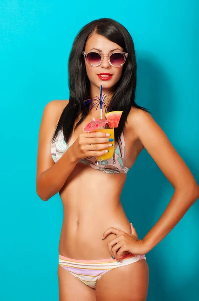 Chica en bikini con un cóctel — Foto de Stock