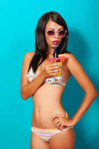 Girl in bikini with a cocktail — Stock Photo, Image