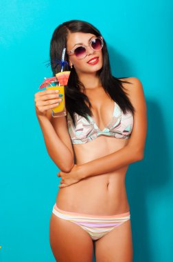 bir kokteyl ile bikinili kız