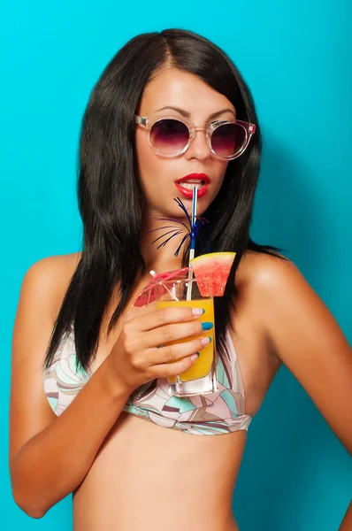 Fille en bikini avec un cocktail — Photo