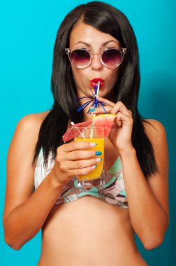 bir kokteyl ile bikinili kız