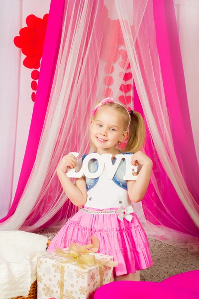 Menina em uma saia rosa — Fotografia de Stock