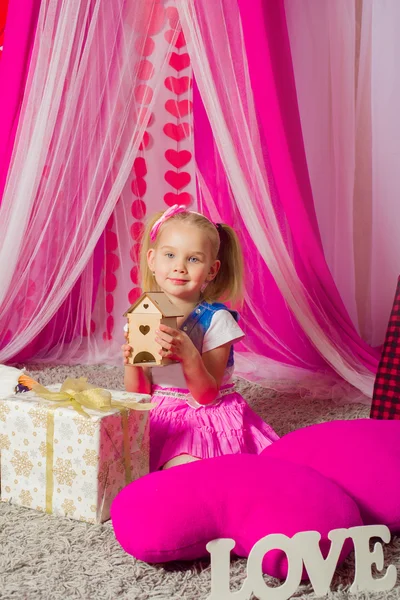 Μικρό κορίτσι σε ένα ροζ φούστα — Φωτογραφία Αρχείου