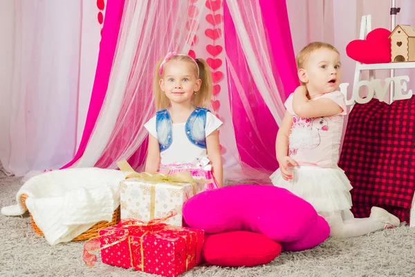 Μικρά κορίτσια με ένα ροζ φούστα — Φωτογραφία Αρχείου