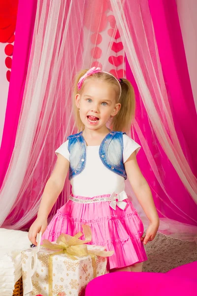 在一条粉红色的裙子的小女孩 — 图库照片