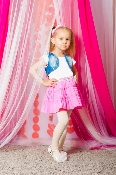 在一条粉红色的裙子的小女孩 — 图库照片