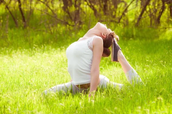 Flickan är engagerad i yoga — Stockfoto