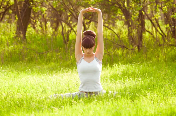 Flickan är engagerad i yoga — Stockfoto