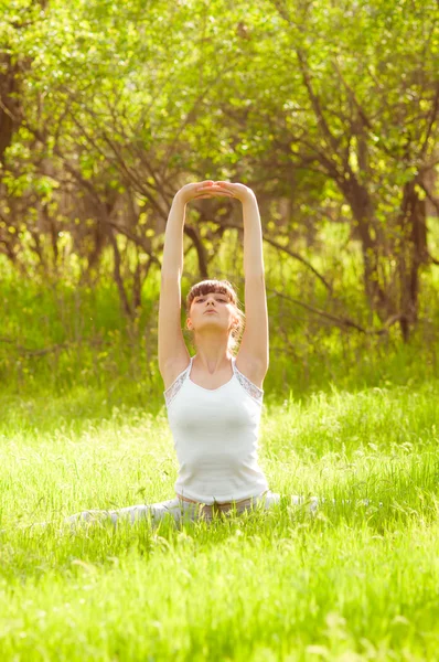 Kız yoga yapıyor. — Stok fotoğraf