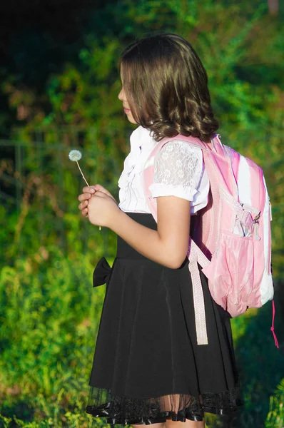 Mädchen Schulmädchen mit Rucksack — Stockfoto