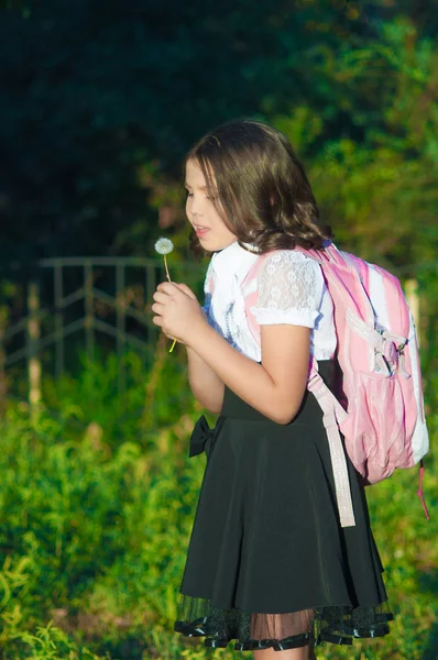 Mädchen Schulmädchen mit Rucksack — Stockfoto