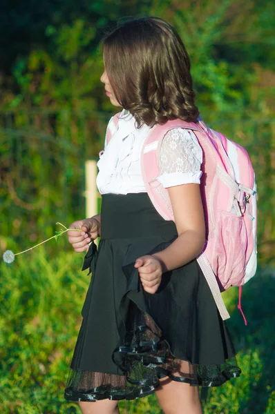 Colegiala chica con una mochila —  Fotos de Stock