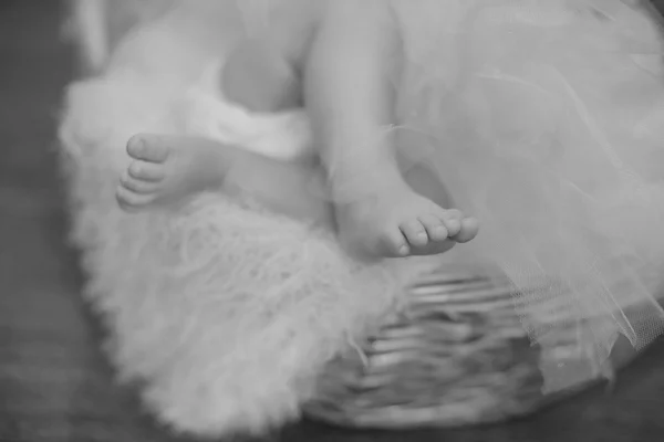 Legs a little baby in  basket — Stock Photo, Image