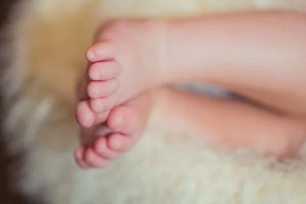 Ноги маленький ребенок в корзине — стоковое фото