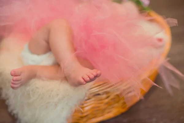 Legs a little baby in  basket — Stockfoto