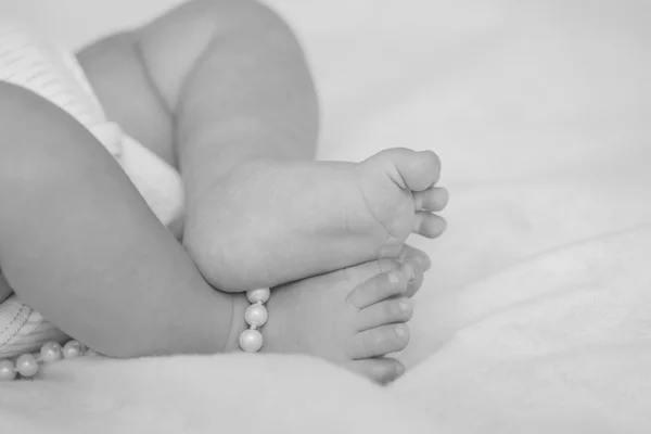 Pieds petit bébé sur un lit — Photo