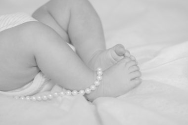 Bir yatakta ayak küçük bebek