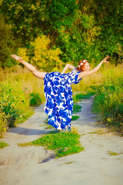 Het meisje met rode haren is dansen — Stockfoto