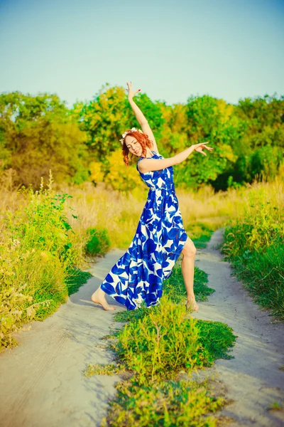 La ragazza con i capelli rossi sta ballando — Foto Stock