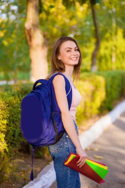 Parkta bir sırt çantası ile bir kız öğrenci