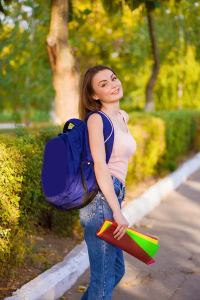 Studentin mit Rucksack im Park — Stockfoto
