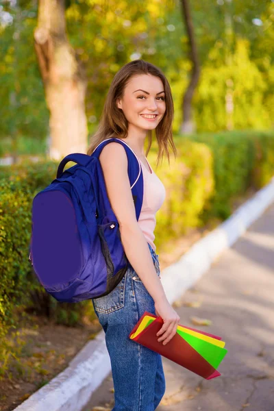Ένας φοιτητής κορίτσι με ένα σακίδιο στο πάρκο — Φωτογραφία Αρχείου
