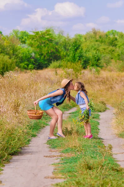 Chicas hermana en un campo con flores —  Fotos de Stock