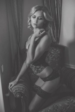 Seksi iç çamaşırı sarışın saçlı güzel kız