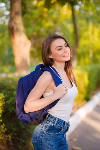 Una estudiante con una mochila en otoño —  Fotos de Stock