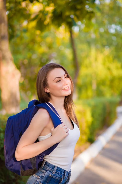 Una studentessa con uno zaino in autunno — Foto Stock