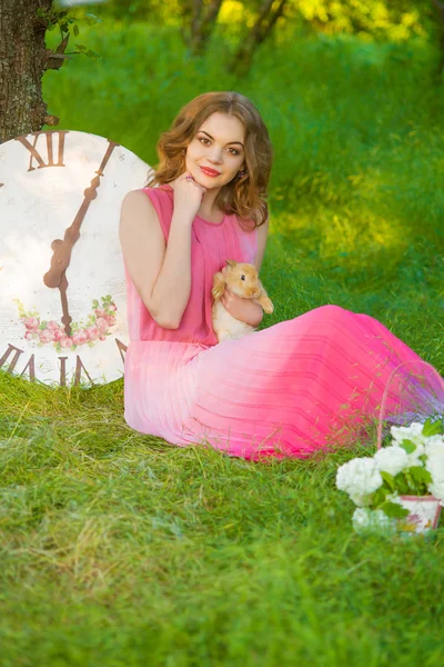 Vacker tjej med lockigt hår med kaniner — Stockfoto