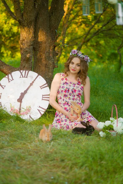 Красивая девушка с вьющимися волосами и кроликами — стоковое фото