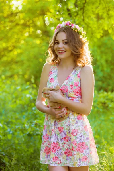 Bella ragazza con i capelli ricci con coniglio — Foto Stock