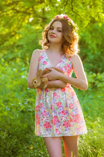 Vacker tjej med lockigt hår med kanin — Stockfoto