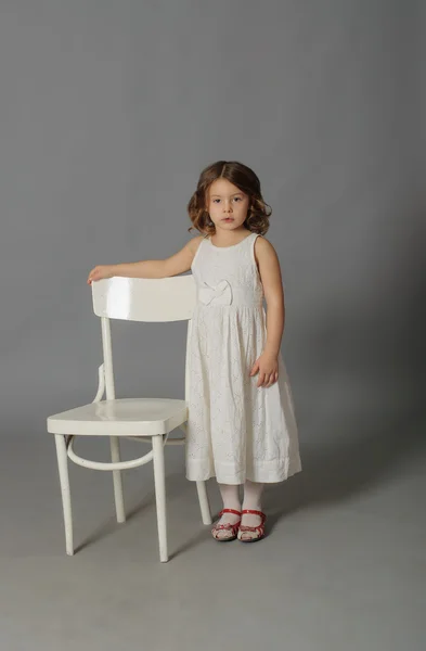 Niña en un vestido blanco —  Fotos de Stock