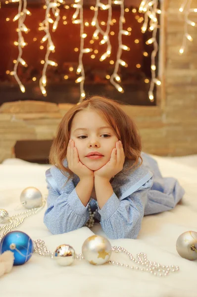 Menina em casa com bolas de Natal — Fotografia de Stock