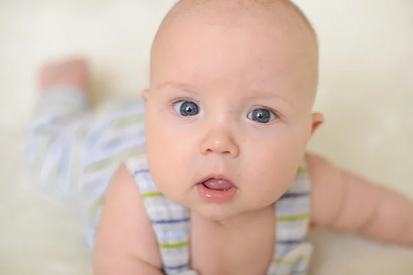 Kleine baby op het bed — Stockfoto