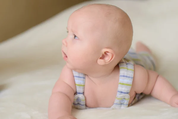 Petit bébé sur le lit — Photo