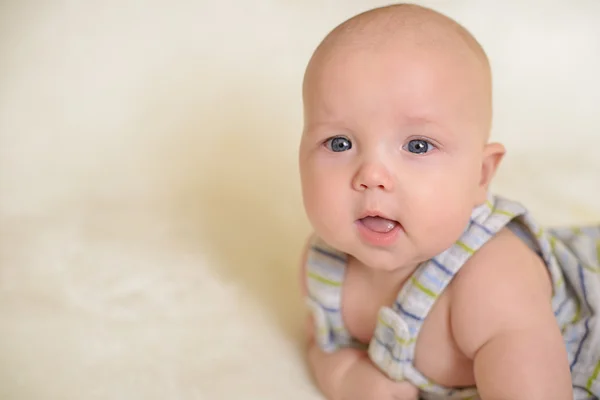 Kleine baby op het bed — Stockfoto