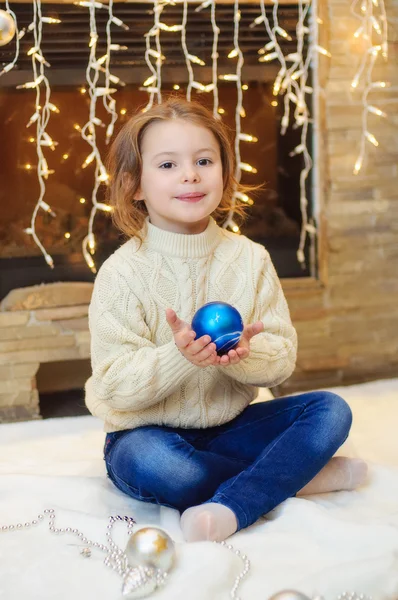 Petite fille à la maison près de la cheminée — Photo