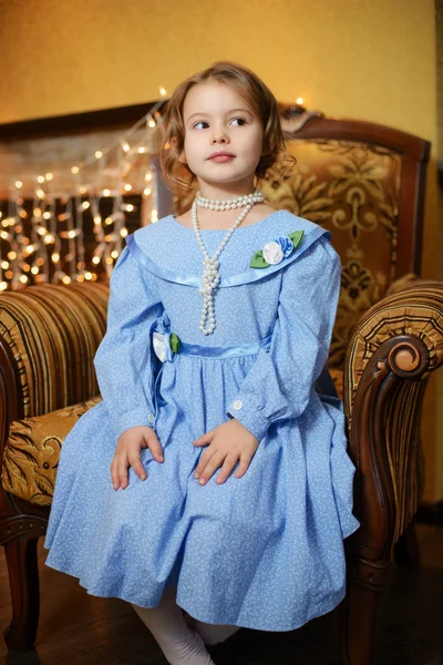 一件漂亮的衣服在家里的小女孩 — 图库照片