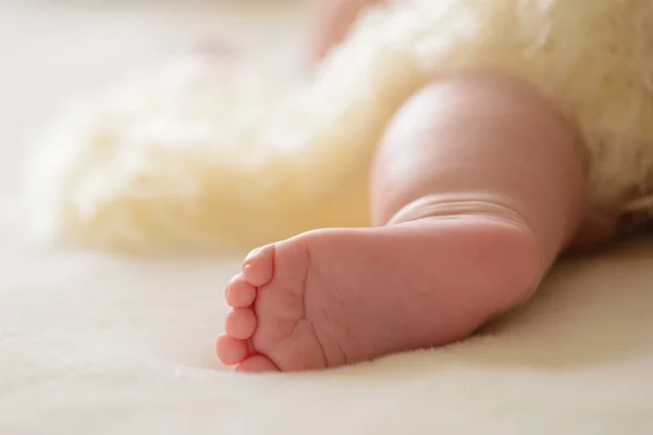 Pequeño bebé en la cama — Foto de Stock