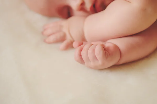 Pequeño bebé en la cama — Foto de Stock