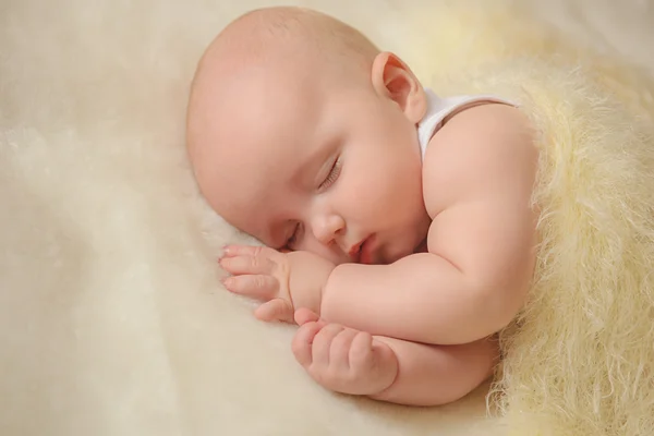 Bebé na cama — Fotografia de Stock