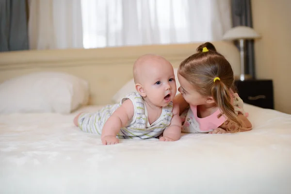 Enfants bébé frère et soeur dans le lit — Photo