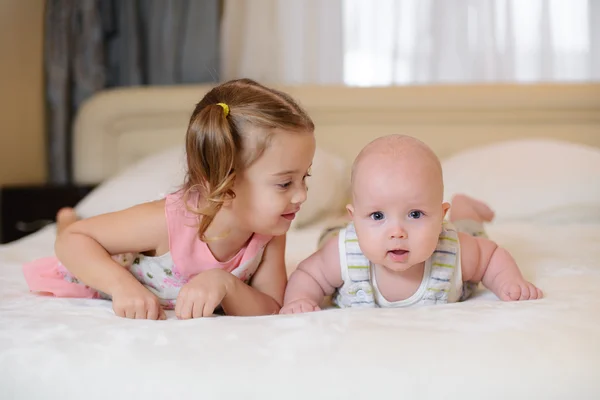 Enfants bébé frère et soeur dans le lit — Photo
