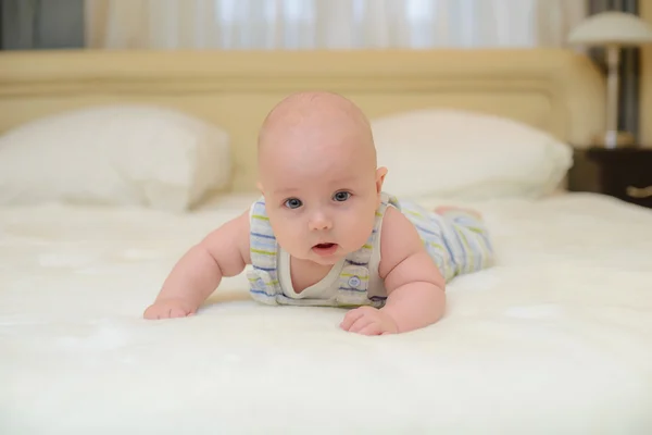 Bebé na cama — Fotografia de Stock