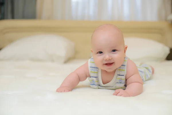 Petit bébé sur le lit — Photo